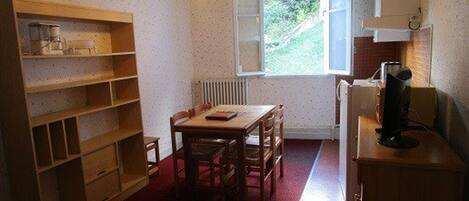 ثلاجة، ميكروويف، موقد طهي مسطح