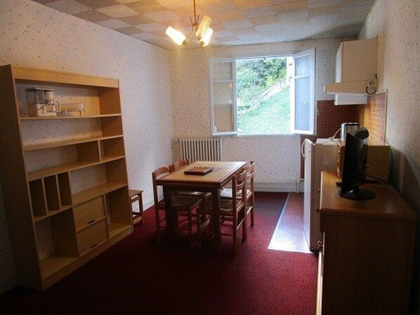Fridge, microwave, stovetop