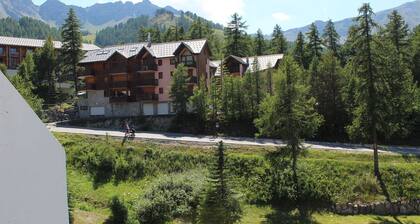 Studio cosy à Vars avec balcon, proche pistes et commerces, parking inclus