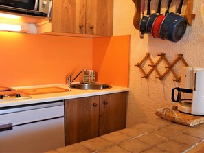 Frigorifero, microonde, piano cottura, macchina per tè/caffè