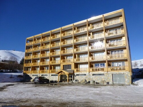 Stunning Ski-In/Ski-Out Studio for 4 with South-Facing Balcony in Alpe d'Huez