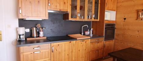 Four Ă micro-ondes, un four, surface de cuisson, lave-vaisselle