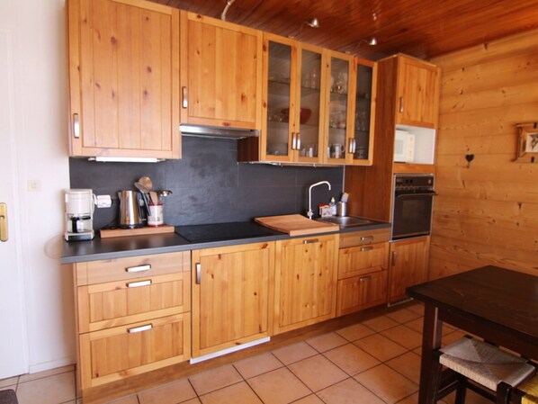 Micro-ondes, four, plaque de cuisson, lave-vaisselle