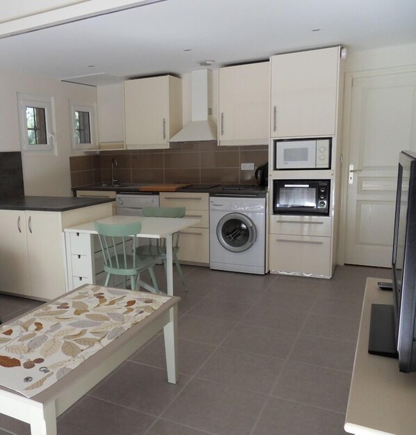 Mikrowelle, Ofen, Geschirrspüler, Wasserkocher mit Kaffee-/Teezubehör