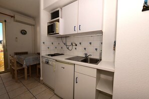 Kühlschrank, Mikrowelle, Geschirrspüler, Kochgeschirr/Geschirr/Besteck