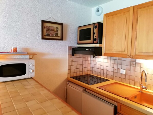 Réfrigérateur, micro-ondes, four, plaque de cuisson