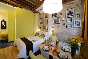 Caja de seguridad en la habitación y tabla de planchar con plancha 