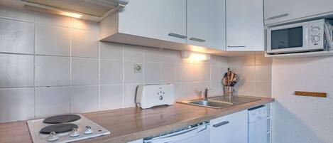 Kühlschrank, Mikrowelle, Herdplatte, Geschirrspüler