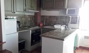 Mikrobølgeovn, ovn, kaffetrakter/tekoker og brødrister