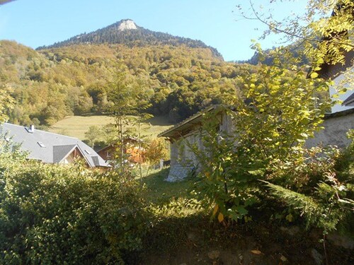 Cozy 3-Room Duplex with Balcony, Parking, Near Ski Lift, Sleeps 4