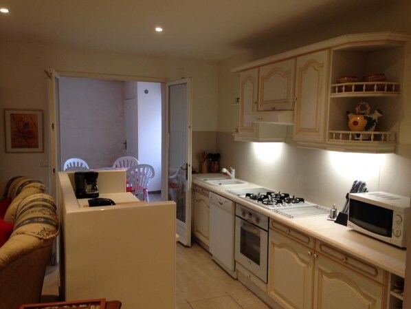 Mikroaaltouuni, uuni, astianpesukone, kahvin-/teenkeitin