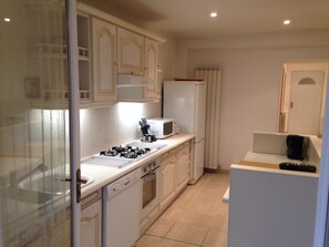 Mikroaaltouuni, uuni, astianpesukone, kahvin-/teenkeitin