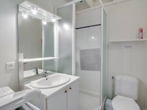 Bathroom - Cosy Chalet with Parking, Near Ski Lift and Amenities - Perfect for 4 Guests (Cauterets)