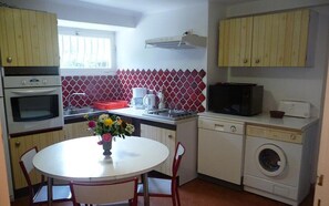 Mikrowelle, Ofen, Geschirrspüler, Wasserkocher mit Kaffee-/Teezubehör