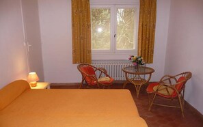 3 dormitorios, tabla de planchar con plancha, ropa de cama