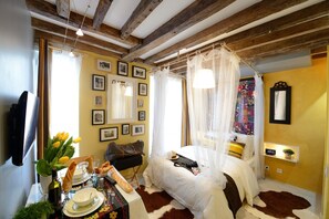 1 bedroom, in-room safe, iron/ironing board, free WiFi