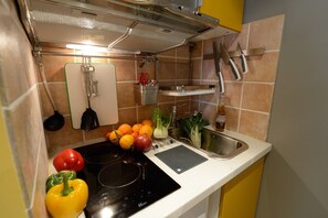 Refrigerador, microondas, cafetera y tetera y tetera eléctrica 