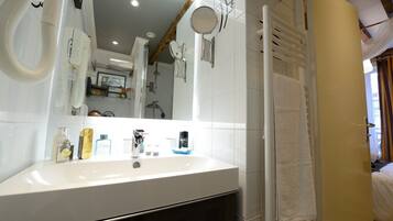 Douche, sèche-cheveux, serviettes fournies