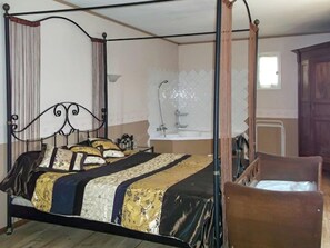 6 slaapkamers, een strijkplank/strijkijzer, reisbedje