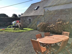 Outdoor dining - Renovated Breton house with WIFI in Trébeurden, 3 bedrooms for 6 pers. Private parking (Trébeurden)