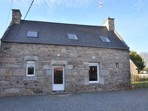 Exterior - Renovated Breton house with WIFI in Trébeurden, 3 bedrooms for 6 pers. Private parking (Trébeurden)