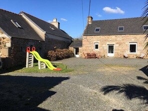 Children’s area - Renovated Breton house with WIFI in Trébeurden, 3 bedrooms for 6 pers. Private parking (Trébeurden)