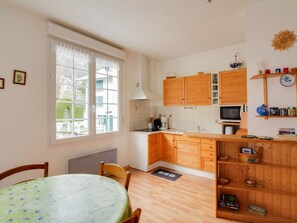 Een koelkast, een magnetron, een kookplaat, een broodrooster