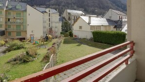Un quartier résidentiel avec vue sur une montagne.