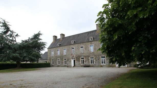 A large stone building with multiple windows and a gravel courtyard. - Charming family cottage, 12 beds, garden and terrace (La Ronde-Haye)