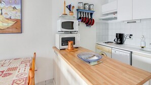 Kaffetrakter/tekoker, kjøleskap, mikrobølgeovn og kokeplater