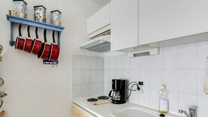 Kaffetrakter/tekoker, kjøleskap, mikrobølgeovn og kokeplater