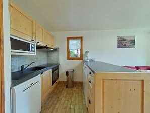 Fridge, microwave, oven, stovetop - 3-room apartment with garage, 6 sleeps in Grand-Bornand (Le Grand-Bornand)
