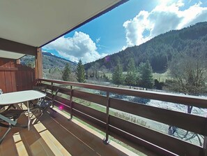 Outdoor dining - Cozy apartment in Grand Bornand - 6 people, balcony, parking, near center (Le Grand-Bornand)