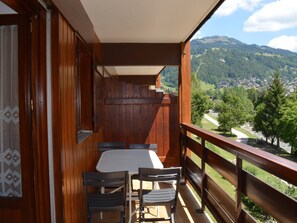 Outdoor dining - Cozy apartment in Grand Bornand - 6 people, balcony, parking, near center (Le Grand-Bornand)