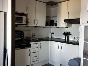 Réfrigérateur, four à micro-ondes, un four, surface de cuisson