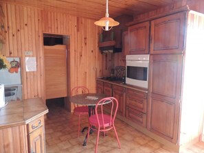 Mikrobølgeovn, ovn, kaffetrakter/tekoker og brødrister