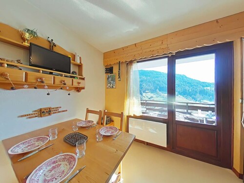 Sunny Studio with Mountain Views, Balcony, Ski Locker & Parking - Sleeps 4, Grand-Bornand