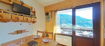 Sunny Studio with Mountain Views, Balcony, Ski Locker & Parking - Sleeps 4, Grand-Bornand