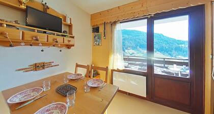 Sunny Studio with Mountain Views, Balcony, Ski Locker & Parking - Sleeps 4, Grand-Bornand