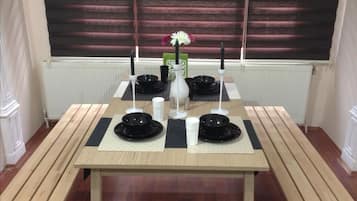 Duplex Apartment | Makan di kamar