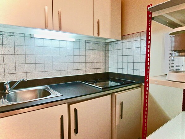 Kühlschrank, Mikrowelle, Herdplatte, Wasserkocher mit Kaffee-/Teezubehör