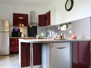 Fridge, microwave, dishwasher - Charming Normandy Cottage with Private Garden, Pets Welcome (Saint-Denis-le-Vêtu)