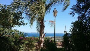 A pathway leading to a scenic overlook with a view of the sea and distant land. - Apartment with Pool and Terrace 300m from the Beach (La Croix-Valmer)