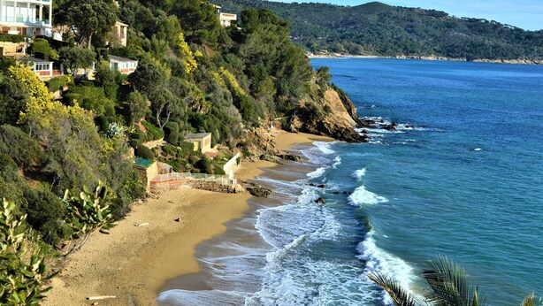 A coastal property with a beach, ocean view, and hillside houses. - Apartment with Pool and Terrace 300m from the Beach (La Croix-Valmer)