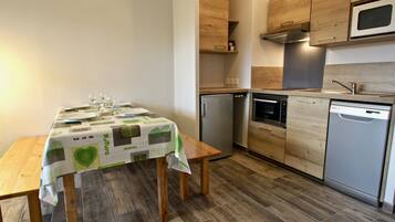 Réfrigérateur, micro-ondes, lave-vaisselle, cafetiÚre/bouilloire