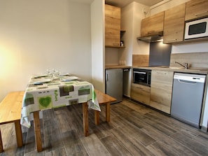 Fridge, microwave, dishwasher, coffee/tea maker