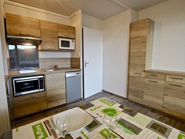 Fridge, microwave, dishwasher, coffee/tea maker