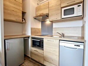 Refrigerador, microondas, lavavajillas y cafetera y tetera 