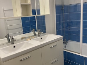 Hair dryer - 4-Room Apartment for 8 in L'Alpe d'Huez – Near Ski Lifts, WiFi, Pet-Friendly, South-Facing Balcony (Huez)