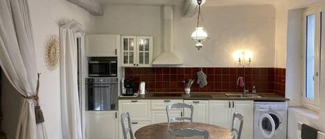 Micro-ondes, four, lave-vaisselle, cafetière/bouilloire